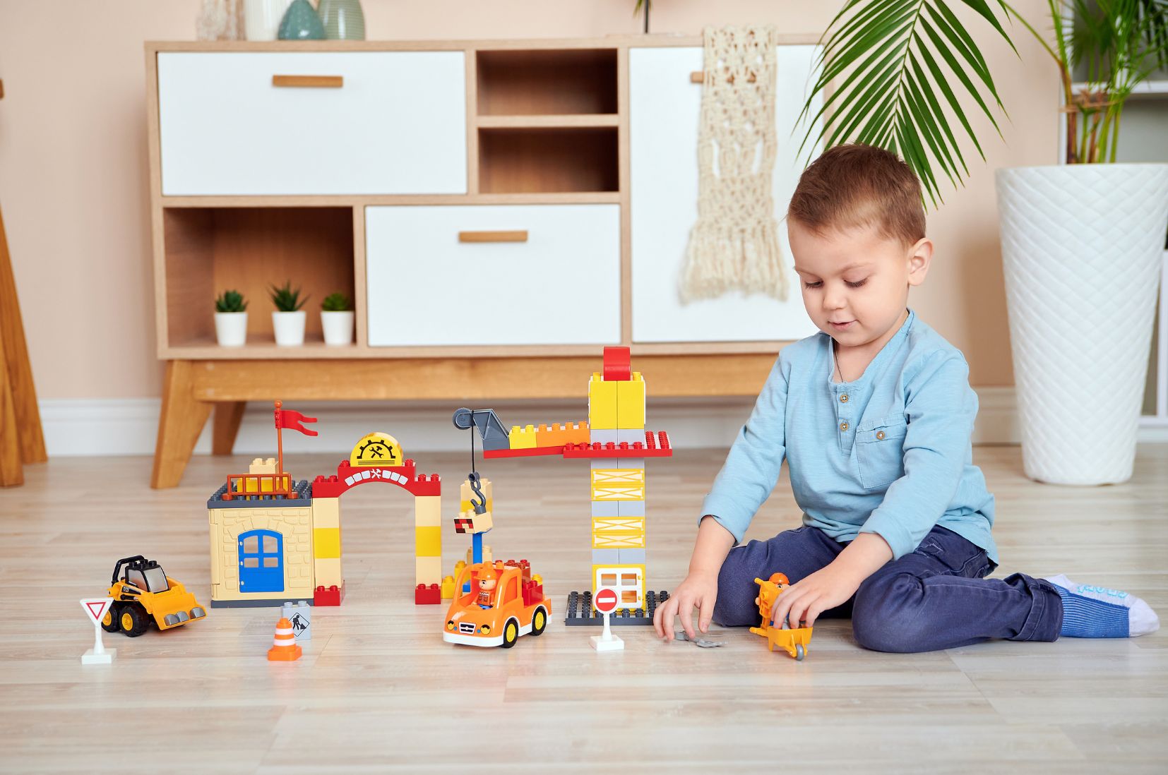 enfant qui joue seul