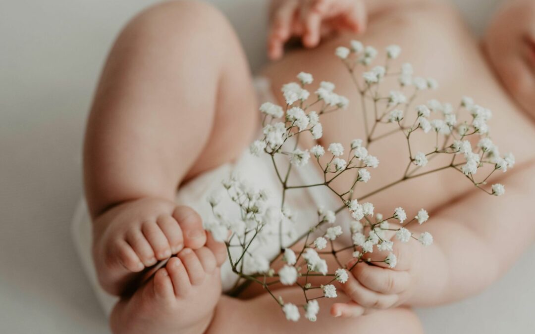 Boutons et plaques rouges chez bébé : comprendre et réagir avec sérénité