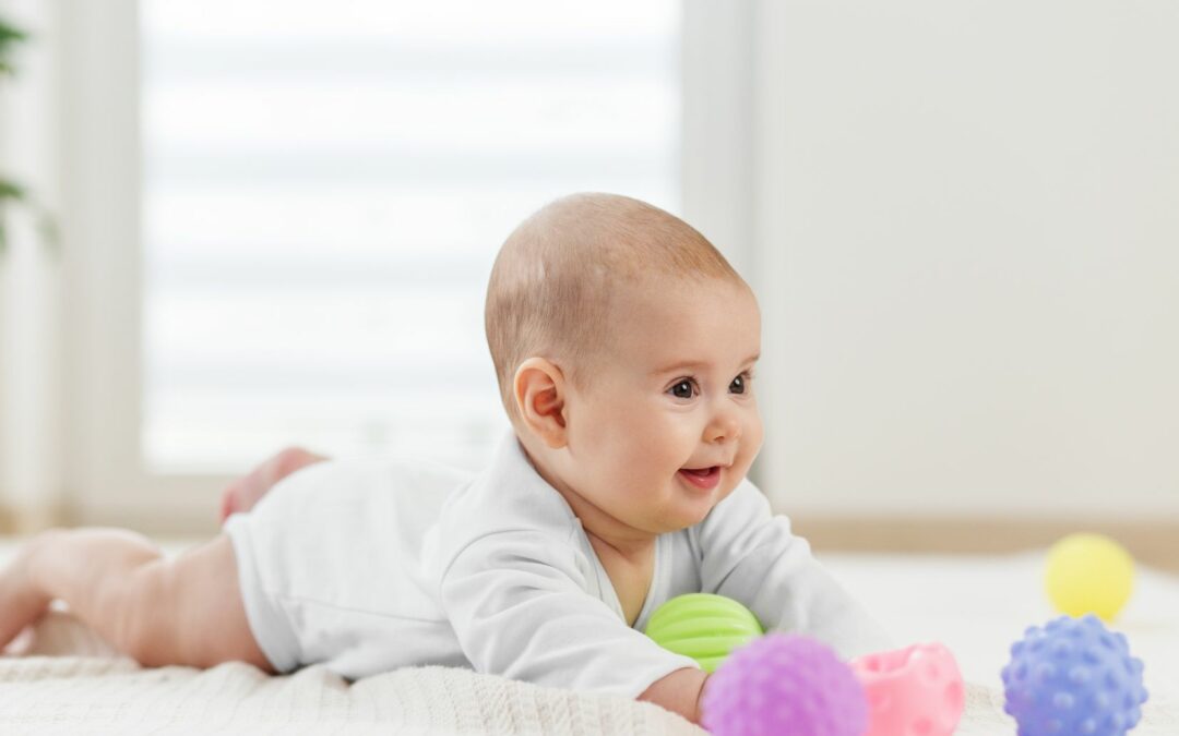 Jeux sensoriels pour bébé : stimuler l’éveil de 0 à 18 mois