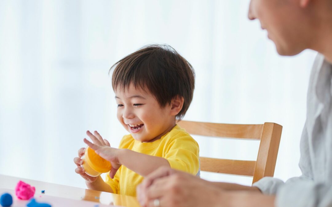 La pâte à modeler pour bébé : à partir de quel âge et comment s&rsquo;y prendre ?